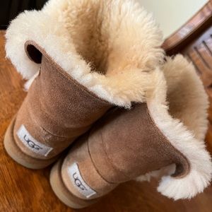 Girls size 1 ugg boots
